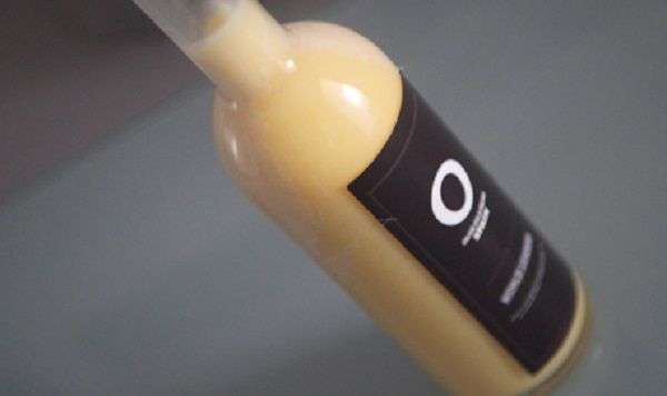 Оливковое масло, замороженное в стеклянной бутылке