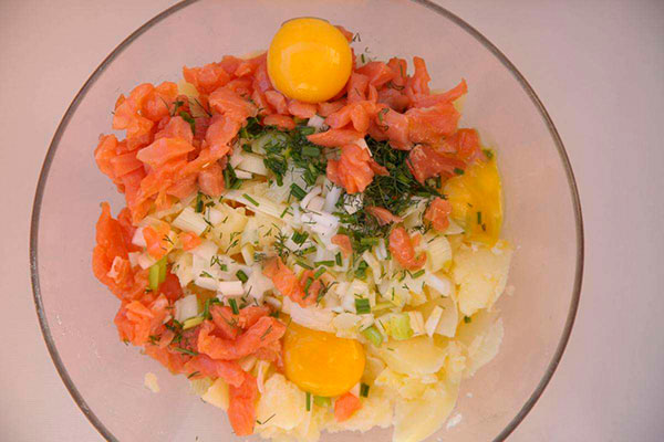 картофель, фаршированный копченой форелью, с каперсами, луком-батуном и яйцами