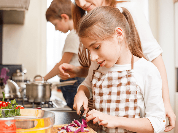 Дети за приготовлением пищи