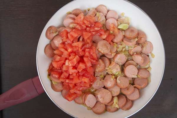  кастрюлю с помидорами и колбасой