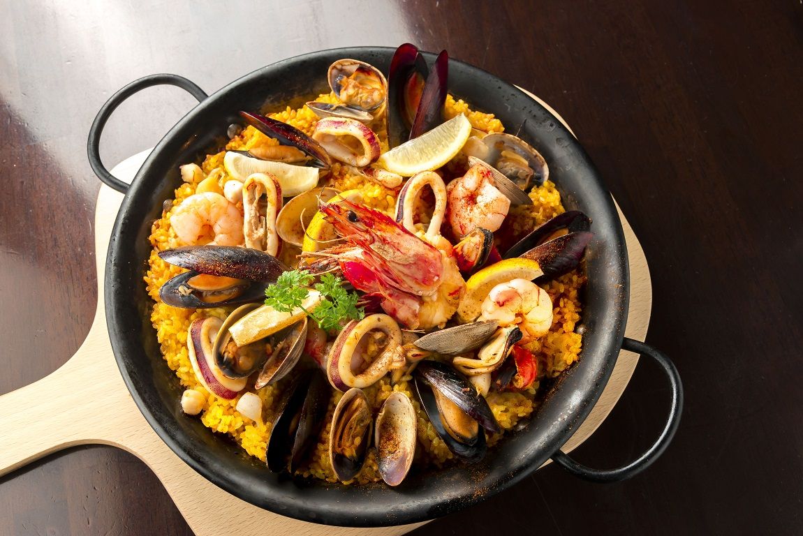 морепродукты в оливковом масле. морской коктейль в оливковом масле. колбаса с чернилами каракатицы. коктейль из морепродуктов в масле 200г меридиан. салат с морепродуктами.